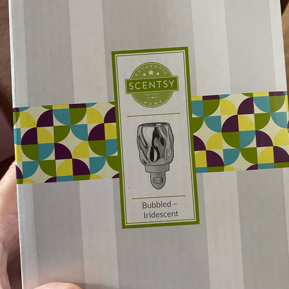 Scentsy wall warmer bubbled iridescent